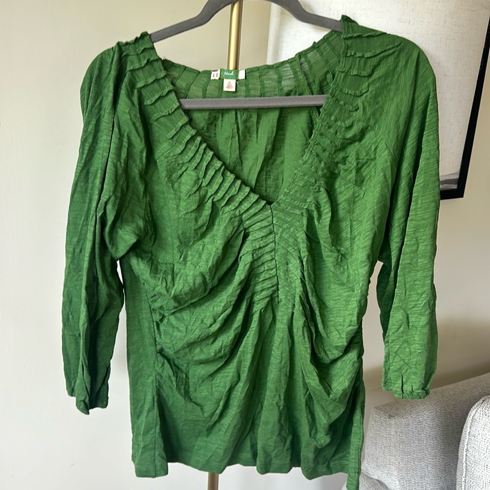Green 3/4 V-neck top
